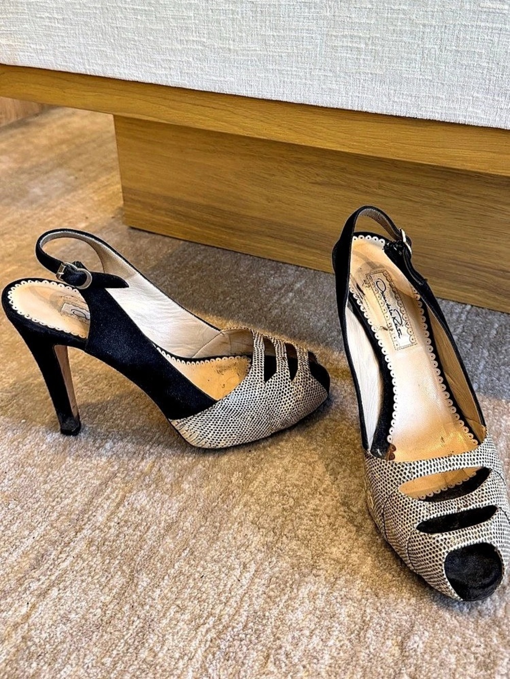 Oscar De La Renta Strappy Heels in Black & Snack Skin Leather Print EU 38.5